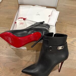 Christian Louboutin Black Calf Lock So Kate Booty size 39. (8.5)